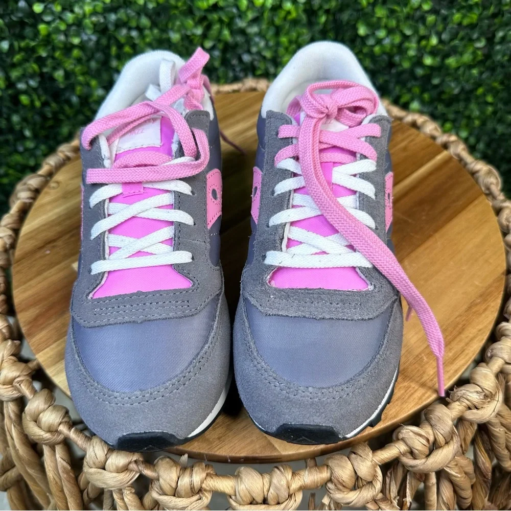 New‎ in box girls Saucony Pink and Gray Kids Sneakers size 2